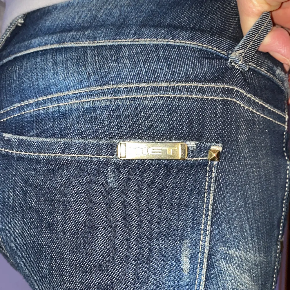MET jeans som är lågmidjade. Innerbenslängden är 77cm. Köpta för 2700kr. Finns defekter, skriv privat för bilder🥰. Jeans & Byxor.