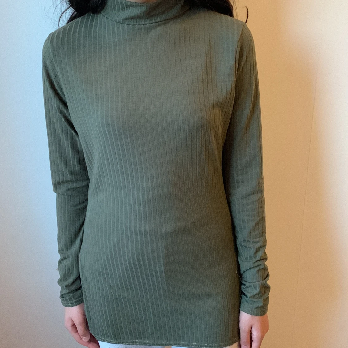 Ribbstickad topp med polokrage och slits