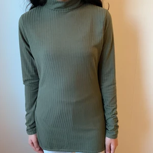 Ribbstickad topp med polokrage och slits - En super fin tröja från boohoo med relativt bra skick, använt den ett fåtal gånger och ser ny ut. Super skönt material och kan passa till allt. 