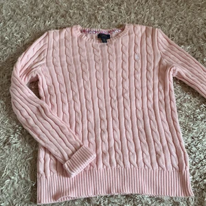 Stickad tröja Ralph lauren - Super söt stickad ralph lauren baby rosa tröja. Endast använd en gång! Säljes pga den inte är min stil! Kan mötas upp i Åstorp eller postas mot fraktkostnad 💖🥰