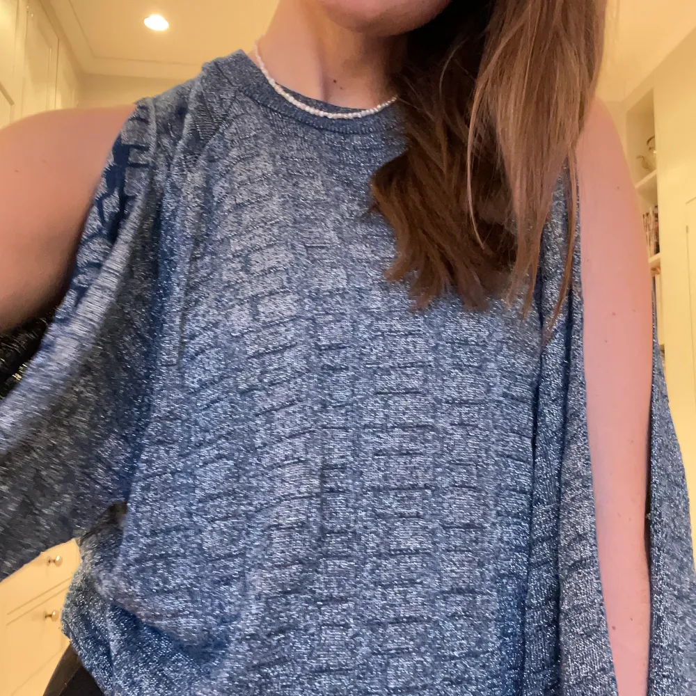 Säljer min fina glittertopp från H&M. Känns som helt ny, endast använd ett fåtal gånger. Perfekt till nyår till ett par snyggabyxor. . Yläosat.