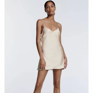 Klänning i glättat tyg - Intressekoll på min super fina klänning från zara, klänning går inte att köpa längre och är liten i strl, passar s-xs, klänning är endast testad och är därför i nyskick, för mer information så är det bara att skriva💓⚡️