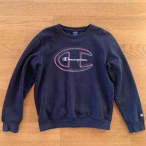 Champion Sweatshirt, 120kr - Champion sweatshirt i bra/mycket bra skick, använd ett fåtal gånger. Tröjan är i storlek S. Köparen står för frakten. 