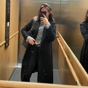 Kappa  - En svart, fina kappa från en secondhand 💗♻️