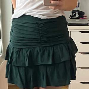 Säljer min helt oanvända kjol från Zara i storlek S. Köpte den för 350kr. Jag skulle kunna byta mot ett annat plagg💖