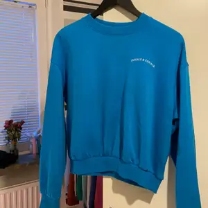 Blå sweatshirt i storlek M från H&M , använd ett par få gånger men inte längre min stil ! 