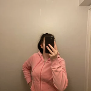 Luvtröja med dragkedja  - En luvtröja med dragkedja som är lite för stor för mig. Inget konstigt med den. 