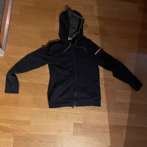 Moncler zip hoodie - Skick 7/10 för den är lite urtvättad men ser fortfarande bra ut och loggan är på syd igen men de är inget som syns utifrån och den sitter på bra. Därför priset är lågt. Nypris 5 500kr