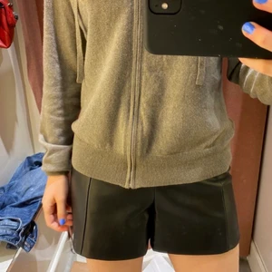 Skinnshorts Zara - Säljer dessa sjukt snygga skinnshortsen från zara! De är skutsålda och därmed väldigt eftertraktade💜💜