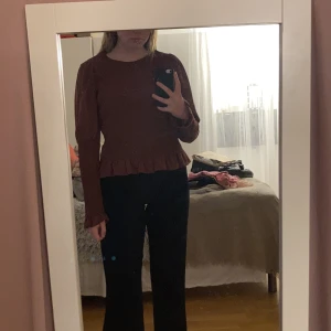 Tröja med volang  - Tröja med volang nertill, se närmare bild på mönstret (se bild 3). Köpt från Kappahl i strl L.   Vid frågor är det bara att skriva!🥰  Nytvättad!