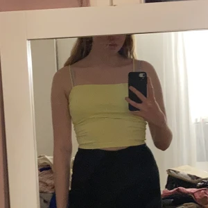 Neongult linne - Neongult linne köpt från Ginatricot i strl M.   Vid frågor är det bara att skriva!🥰  Nytvättad!