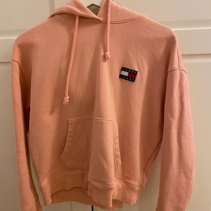 Tommy hilfiger hoodie  - Säljer min fina Tommy hilfiger hoodie, väldigt lite använd. Har för mig att nypris var 1400kr säljer för 200kr då jag endast vill ha bort den!💖 storlek xs 