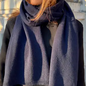 PURE kashmirhalsduk i färgen NAVY (marinblå). 100% återvunnen kashmir tillverkad i Italien. Mått: 45x180 cm. Leveranstid ca 3-7 arbetsdagar. Följ vårat UF-företag på Instagram @pure_uf eller besök vår hemsida https://purecashmere.online 💙