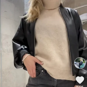 Stickad topp - Säljer denna jätte fina stickade toppen i helt nyskick. Inte det minsta nopprig! Bilden är lånad från @ alvablomdahlsaljer på Instagram och @ alvablomdahls på tiktok, skriv privat för fler bilder💕