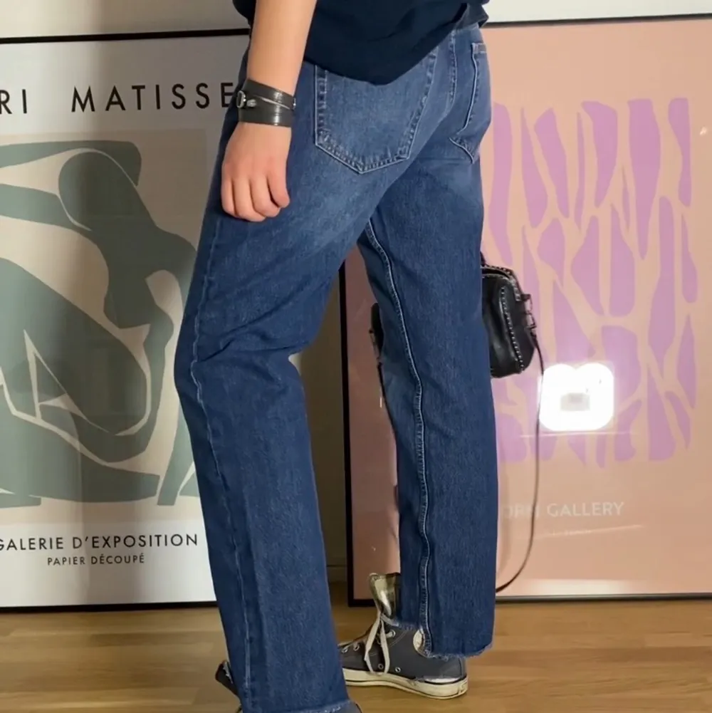 Jättesnygga lowrise jeans som är handmålade av mitt UF ”MAJK dsgn”. Jeansen är köpta secondhand! Modellen är 168 för referens!. Jeans & Byxor.