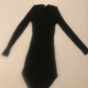 kläning  - En svart jätte söt lång kläning. Aldrig använd 