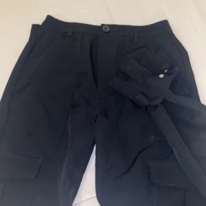 Svarta cargobyxor - Ny skick använt en gång