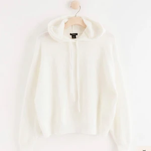 VIT STICKAD HOODIE - Säljer en slutsåld populär vit stickad hoodie från Lindex i storlek XS. Den är oversized så passar även S ❤️  frakt kostar 62 kr 🥰