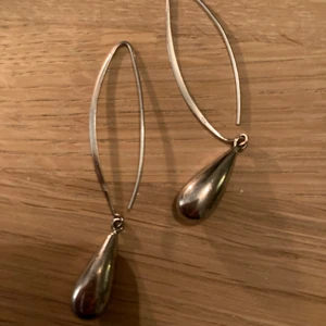 Silverörhängen - Örhängen i äkta silver, stämpel 925. Har blivit lite mörka, kanske behöver lite puts. Frakt 10kr.