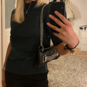 Skinn väska med kedjor - Assnygg väska som jag fick i julklapp för något år sedan, vet därför ej vart den är ifrån. Jättebra skick och superfin men kommer ej till användning💞