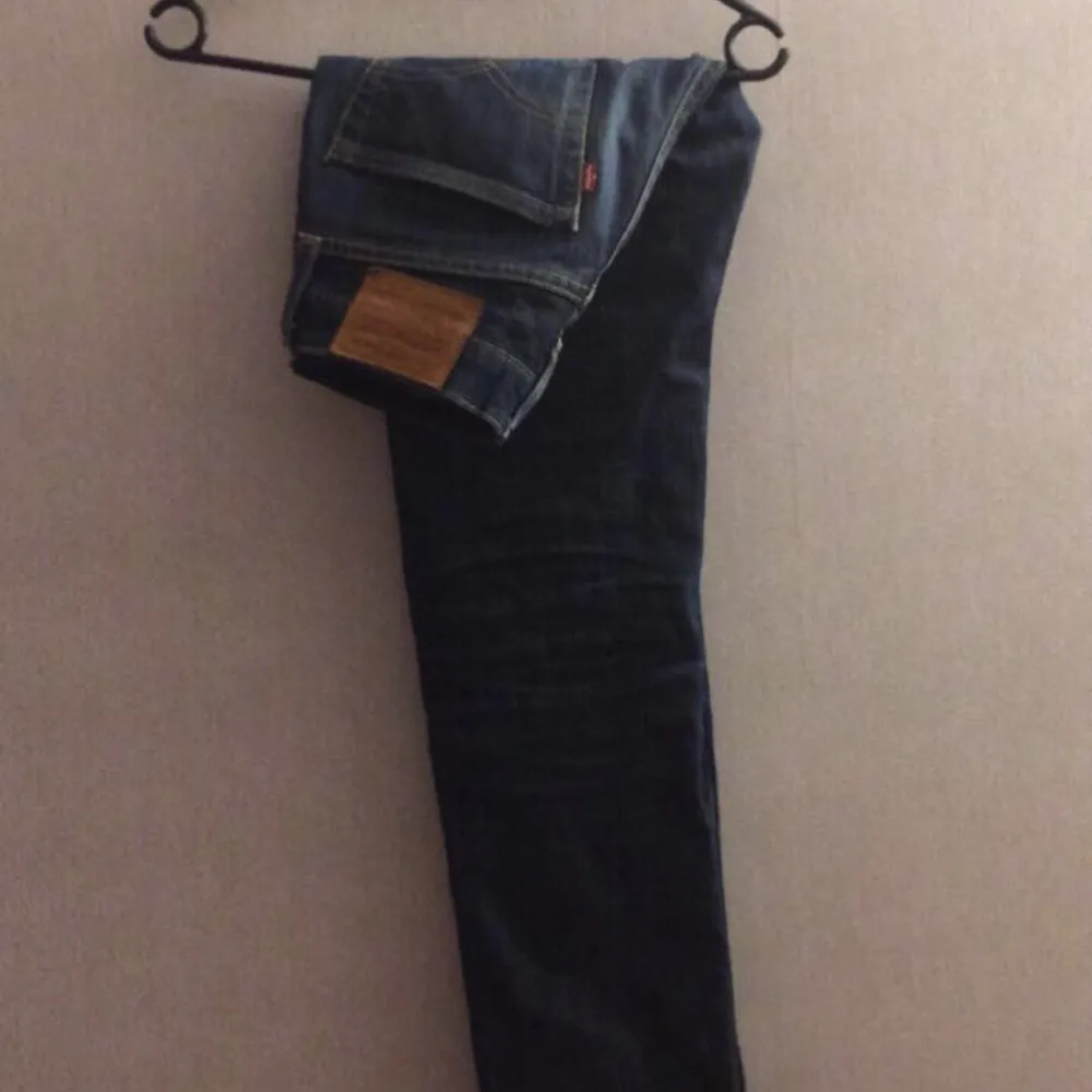 Hejj säljer nu mina låg midjas straight jeans från Levis då det ej går till användning😊 sitter jätte fint och jätte bra skick❤️ skriv vid frågor fler bilder och vid eventuellt köp😃. Jeans & Byxor.