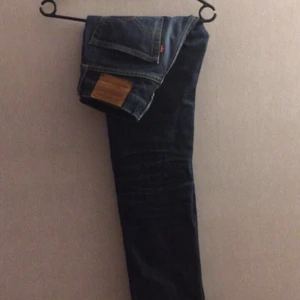 Låg midjade straight jeans - Hejj säljer nu mina låg midjas straight jeans från Levis då det ej går till användning😊 sitter jätte fint och jätte bra skick❤️ skriv vid frågor fler bilder och vid eventuellt köp😃