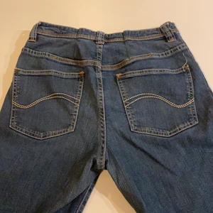 Jeans - Säljer dessa jeans med skitcoola backfickor! Står storlek 40 men midjan är lite insydd (se första bilden) men det märks knappast! Skulle säga att de passar storlek 27 