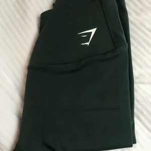 Gymshark tights - Supersköna, mörkgröna tights från gymshark, färgen syns dåligt men fler bilder kan ordnas 🥰 använda en gång