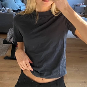 Blå t-shirt - Jag säljer denna superfina t-shorts från Zara som har hög krage. Den är så snygg men kommer tyvärr inte till användning. Använd högst 3 gånger så nyskick. Storlek xs/s. Säljs för 49kr💙köpare står för frakt. Hör av dig vid intresse!