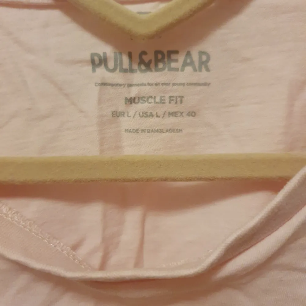 Rosa t-shirt från Pull & bear. Använd ett fåtal gånger. Känns mer som storlek M än L eftersom den är lite tajtare. Frakten ingår i priset.. T-shirts.