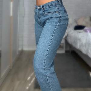 Jag säljer dessa underbara jeans eftersom dom är stora på mig. Den är använd två gånger. Den är ljusblå och är väldigt sköna.