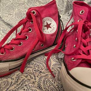  Jätte coola och snygga höga converse skor som köptes för några år sedan. Säljs förmodligen inte längre. Dom är rosa och grå, i bra skick, och bak är det ”dragkedjs detaljer”. Säljer då skorna inte passar längre :( Går att diskutera priset privat! Storlek 37! DM om du är intresserad! ⚡️⚡️⚡️
