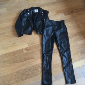 Skinnbyxa skinnjacka HM.  - Skinnbyxa skinnjacka HM. Jackan strl 134. Byxan 146