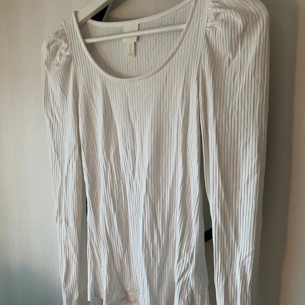 Vit långärmad tröja från H&M storlek xs. Tröjor & Koftor.