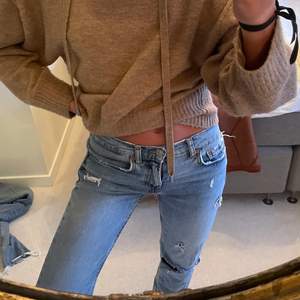 Ett par coola jeans med slitningar från Zara! Sjukt snygg tvätt också