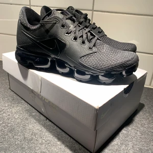 Nike Vapor Max strl 38.5 - Säljer ett par Nike Vapor Max i strl 38.5, helt nya endast provade. Pris kan diskuteras vid snabbaffär.