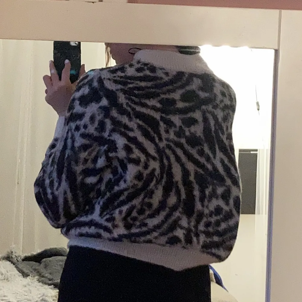 Mönstrad tröja (zebramönster) köpt från H&M i strl L.  Vid frågor är det bara att skriva, går att få tydligare bilder (smutsig spegel)!🥰  Nytvättad!. Tröjor & Koftor.