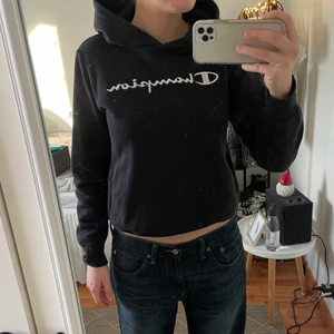 Champion Hoodie  - Säljer en nästintill oanvänd mörkblå (nästan svart) champion  hoodie köpt för några år sedan. Den är i storlek M dammodell  och är fint figursydd så rätt så liten i storlek. Jag bär vanligtvis S. Snören till hoodien saknas men går lätt att ersätta med egna om behov för det finns. 