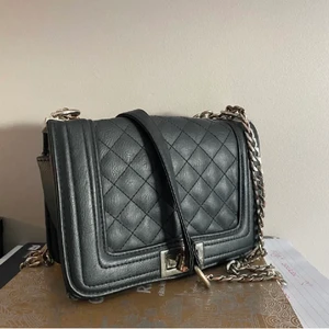 Väska - Väska från Gina, använd regelbundet så den e lite sliten på vissa ställen, annars fungerar den bra 💓