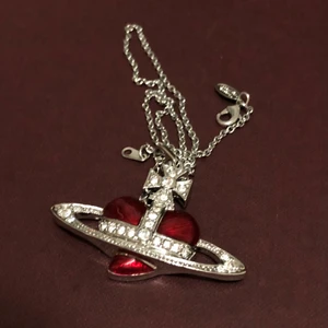 Vivvienne westwood halsband - Sjukt snyggt vivvienne westwood halsband helt oanvänt har inget låda kvar dock det är replica fast helt identisk med the real deal