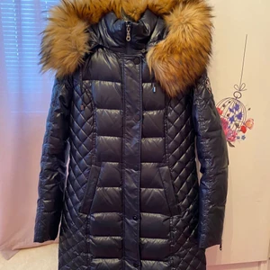 Dam jacka  - Säljer en jätte fin vinterjacka som är tidigare köpt från miinto i storlek L. Finns absolut inga fel på den, ser helt ny ut. Köpte den för 3099kr. Den är köpt för ungefär 1 år sedan.