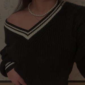 Stickad v-ringad tröja  - Jätte fin svart/vit stickad v-ringad tröja. Köpt på HM! Nyskick då den endast blev använd 1 gång. DM om du är intresserad 💛