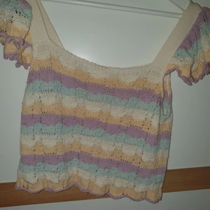 Virkad pastellfärgad topp - Supersöt virkad topp i pastellfärger. Aldrig använd, köpt i somras på Mango. Säljer pga för stor        OBS! Stor i storleken!