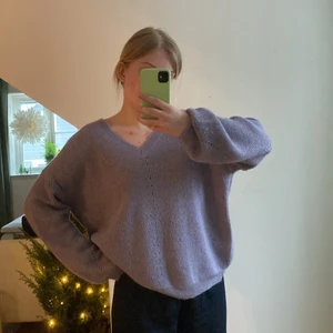 Stickad tröja - Knappt använd, lila, ej sticksig, strl M