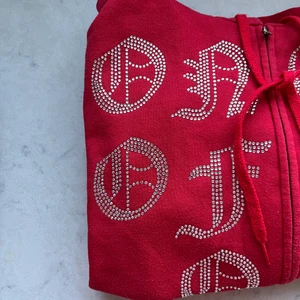 Oneofone-hoodie S - Säljer min One of One-hoodie i röd färg. Alla stenar kvar och bra kvalitet. Storlek Small. 1100kr eller högsta bud! 