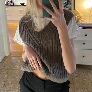 Brun väst - Jag säljer denna superfina bruna väst från h&m som endast är använd 1 gång. Den är som ny och köpt för typ 249kr men säljs för 130kr+frakt som köparen står för. Storlek xs men passar större också. Går att använda på olika sätt, tex med t-shirt under som på bilderna🤎hör av dig vid intresse!!