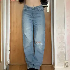 Slitna ljusblå jeans från NAKD. High/midwaist. Endast använda ett fåtal gånger. Storlek 36 och perfekt längd för mig som är 166cm! Hör av er!💕