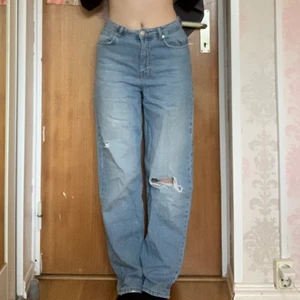 NAKD jeans - Slitna ljusblå jeans från NAKD. High/midwaist. Endast använda ett fåtal gånger. Storlek 36 och perfekt längd för mig som är 166cm! Hör av er!💕