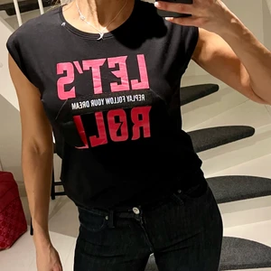 Replay top - Så tuff top från Replay med härligt tryck! Stlk 152 men passar även vuxen XS! Oanvänd! 