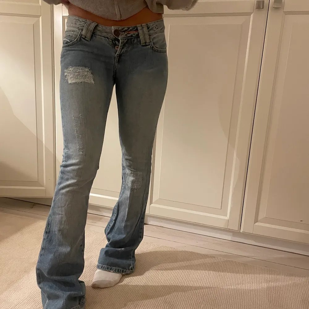 Low rise jeans, bootcut. Superfina men kan tyvär inte ha de längre då jag blivit för stor. Midjemått 34.5cm. Innerbenslängd 82cm. Köp direkt för 550kr. Jeans & Byxor.